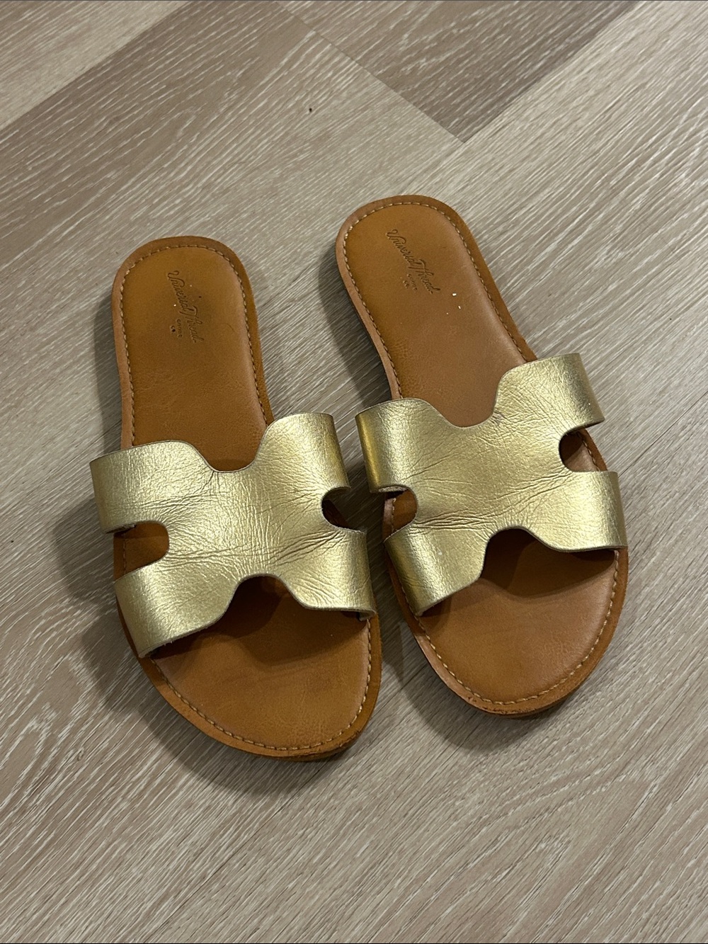 Universal Thread Gold Metallic Toned Flat Sandals Sz 8
